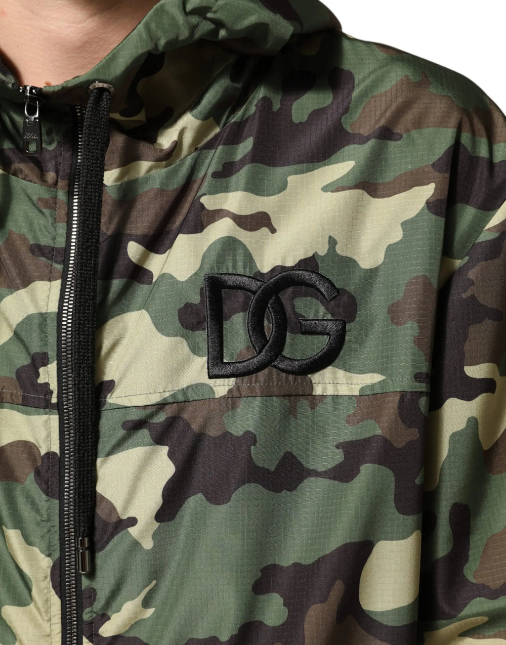 Veste à capuche dolce gabbana camouflage vert avec logo dg noir brodé sur la poitrine