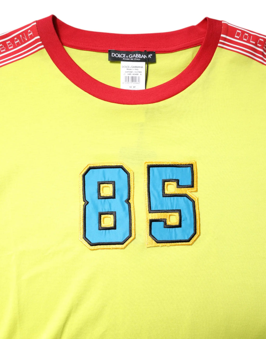 T-shirt dolce & gabbana en coton jaune vif avec col rond côtelé rouge et chiffre 85 brodé bleu clair