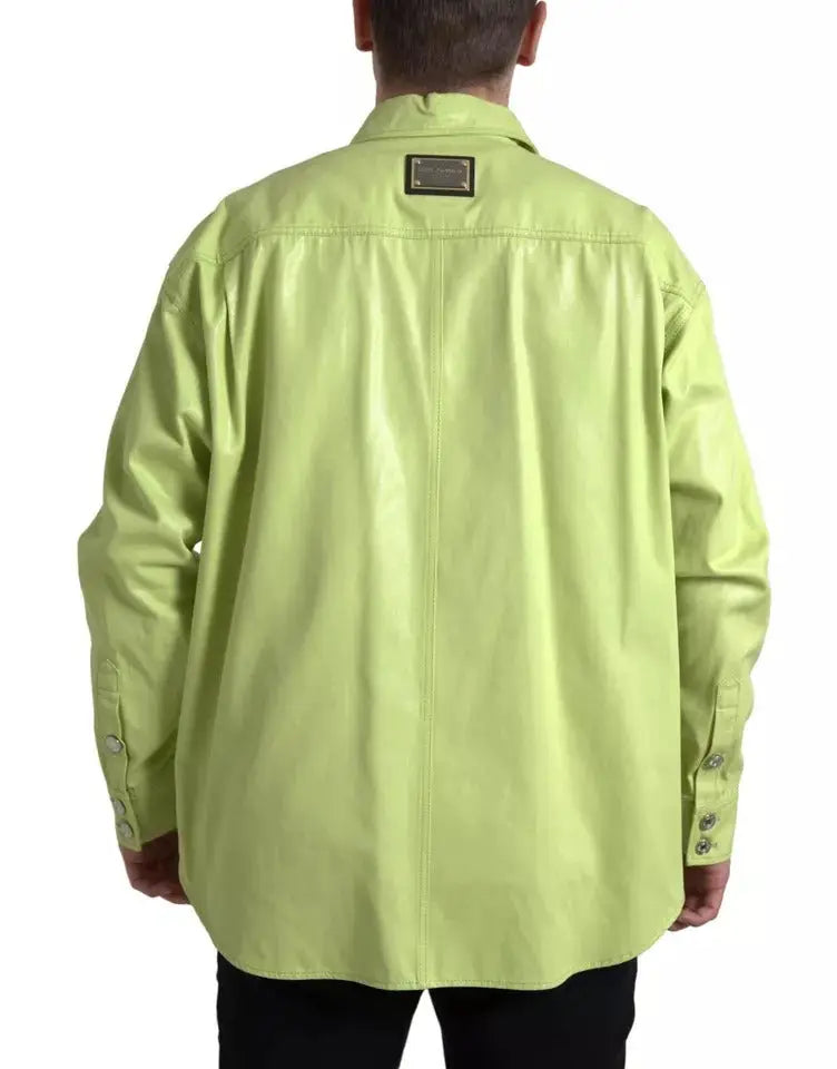 Chemise boutonnée verte en cuir synthétique lime avec plaque métallique rectangulaire au col arrière dolce & gabbana