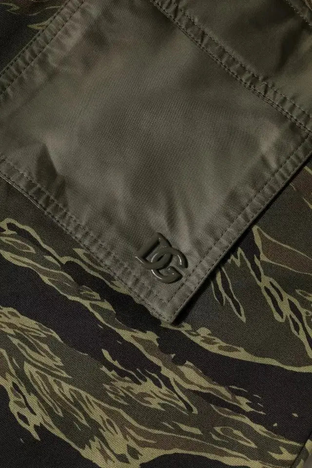 Poche en nylon vert olive foncé avec logo dc noir mat sur pantalon cargo en coton vert dolce & gabbana