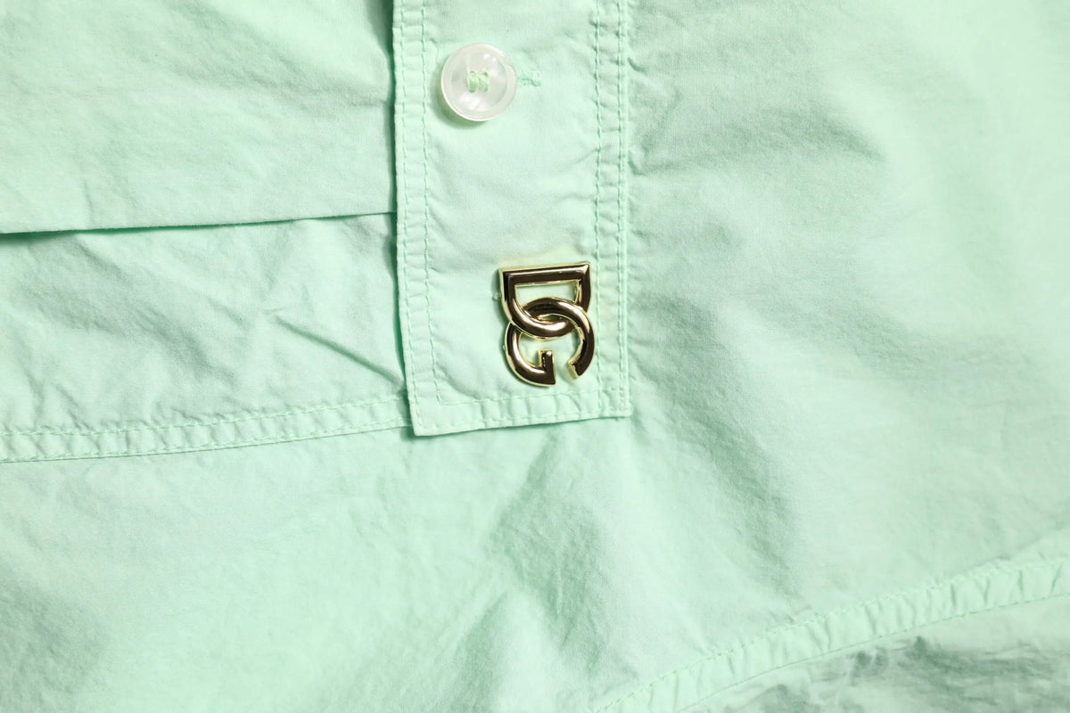 Pin logo métallique doré entrelacé sur chemise décontractée verte en coton à manches courtes pour homme dolce gabbana