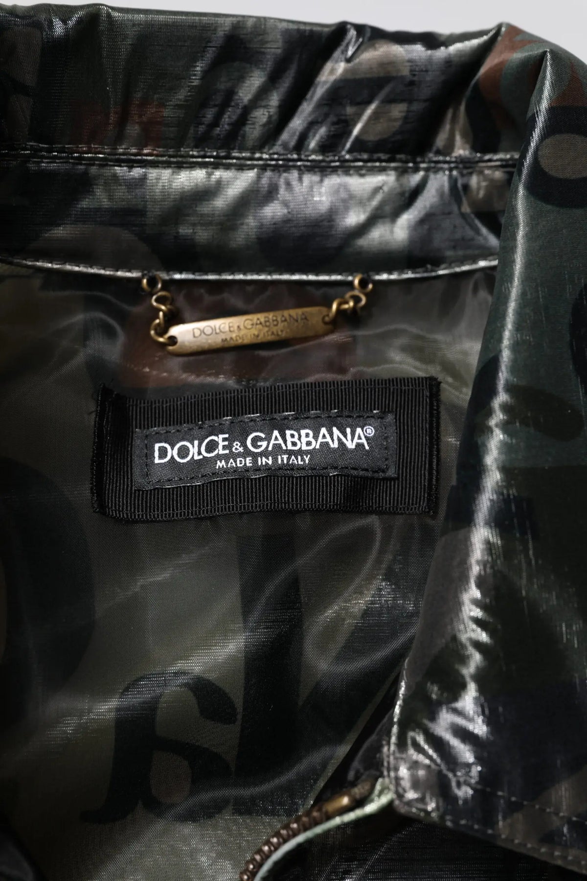 Veste bomber dolce & gabbana en nylon noir brillant avec imprimé camouflage et étiquette métal dorée