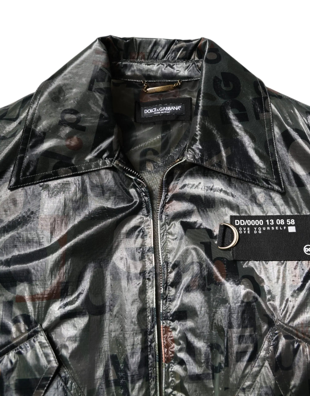 Veste bomber dolce & gabbana en vinyle noir brillant avec imprimé typographique audacieux et patch d-ring au chest