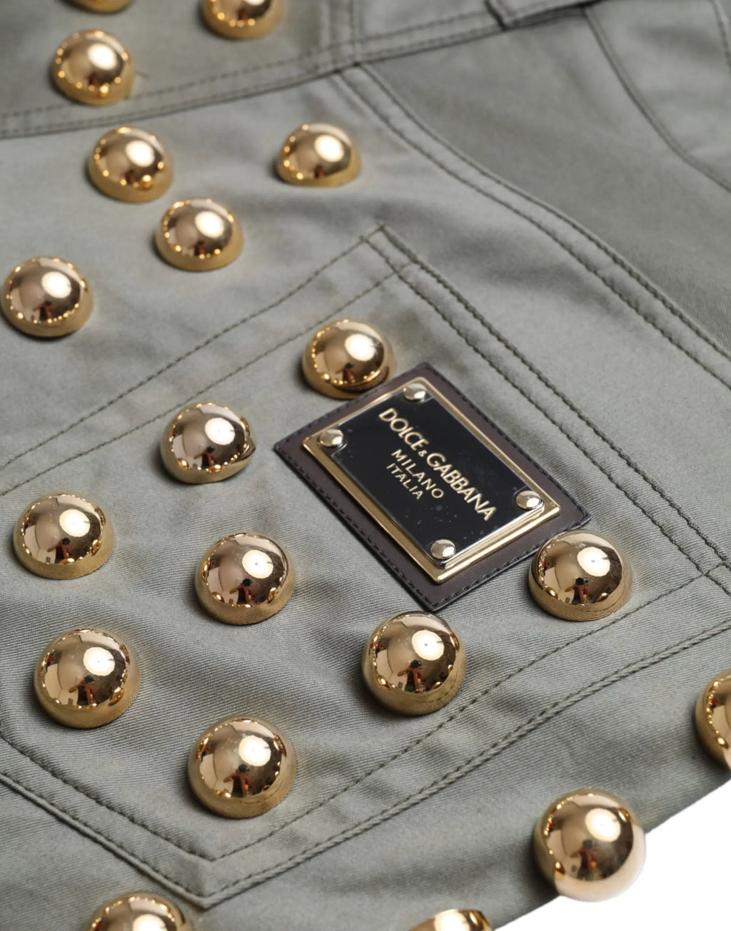 Veste gris dolce & gabbana ornée de clous sphériques dorés et d’un patch en cuir marqué, vue de dos