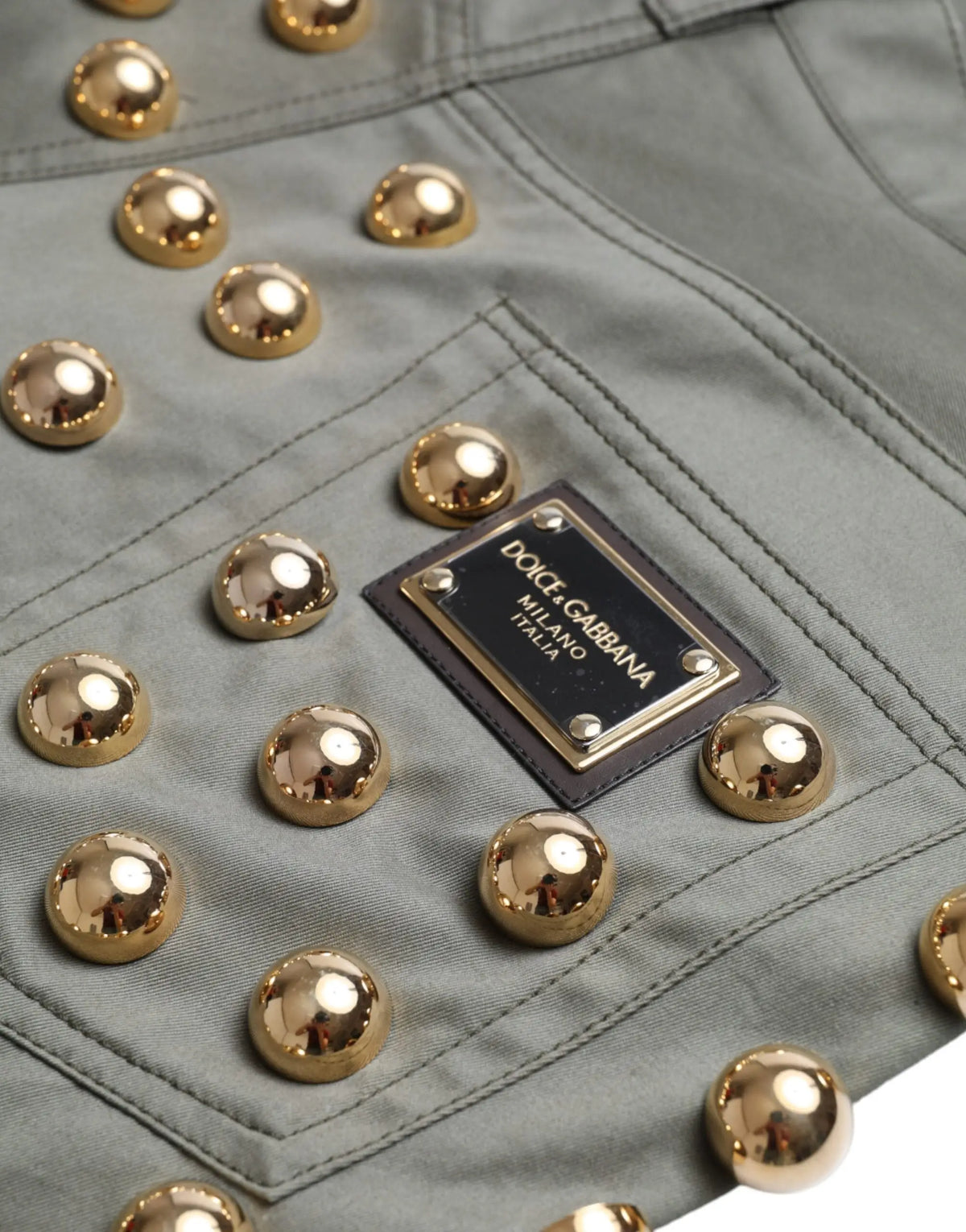 Veste gris dolce & gabbana ornée de clous sphériques dorés et d’un patch en cuir marqué, vue de dos