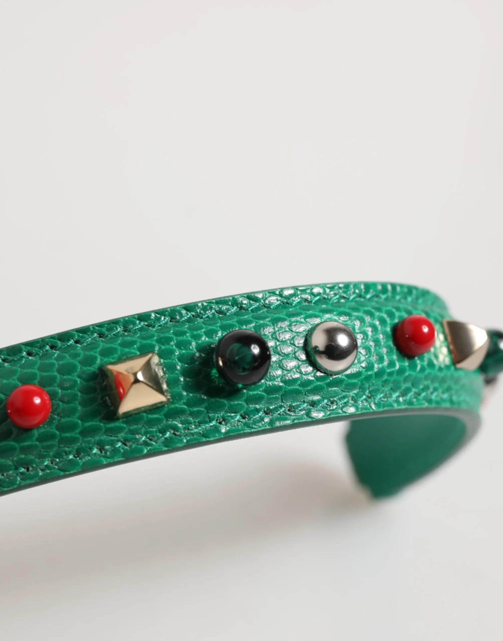 Poignée de sac en cuir vert émeraude dolce & gabbana ornée de perles rouges et noires et de détails métalliques
