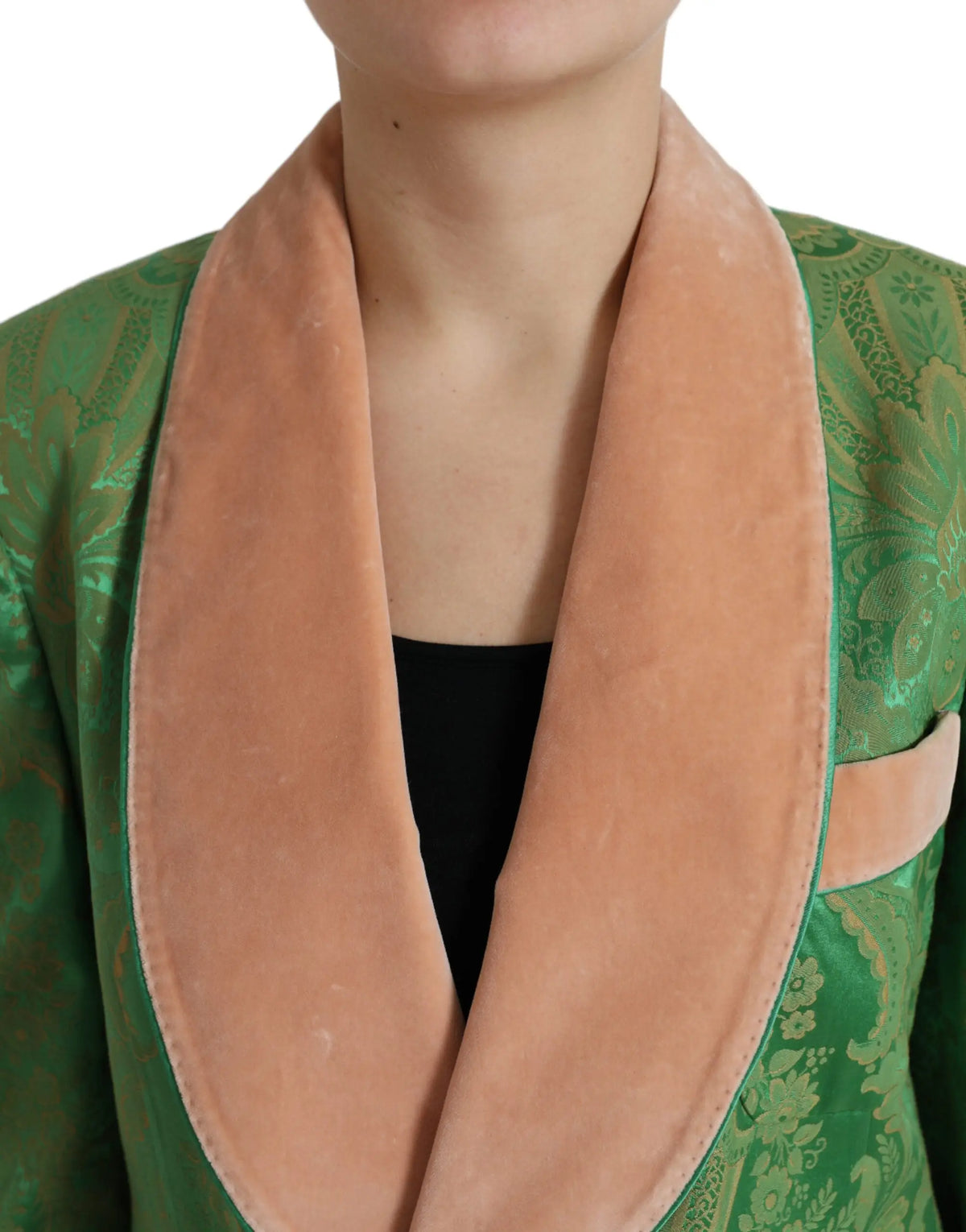 Un col en velours pêche avec un léger brillant sur une veste double boutonnage verte à motif floral dolce & gabbana