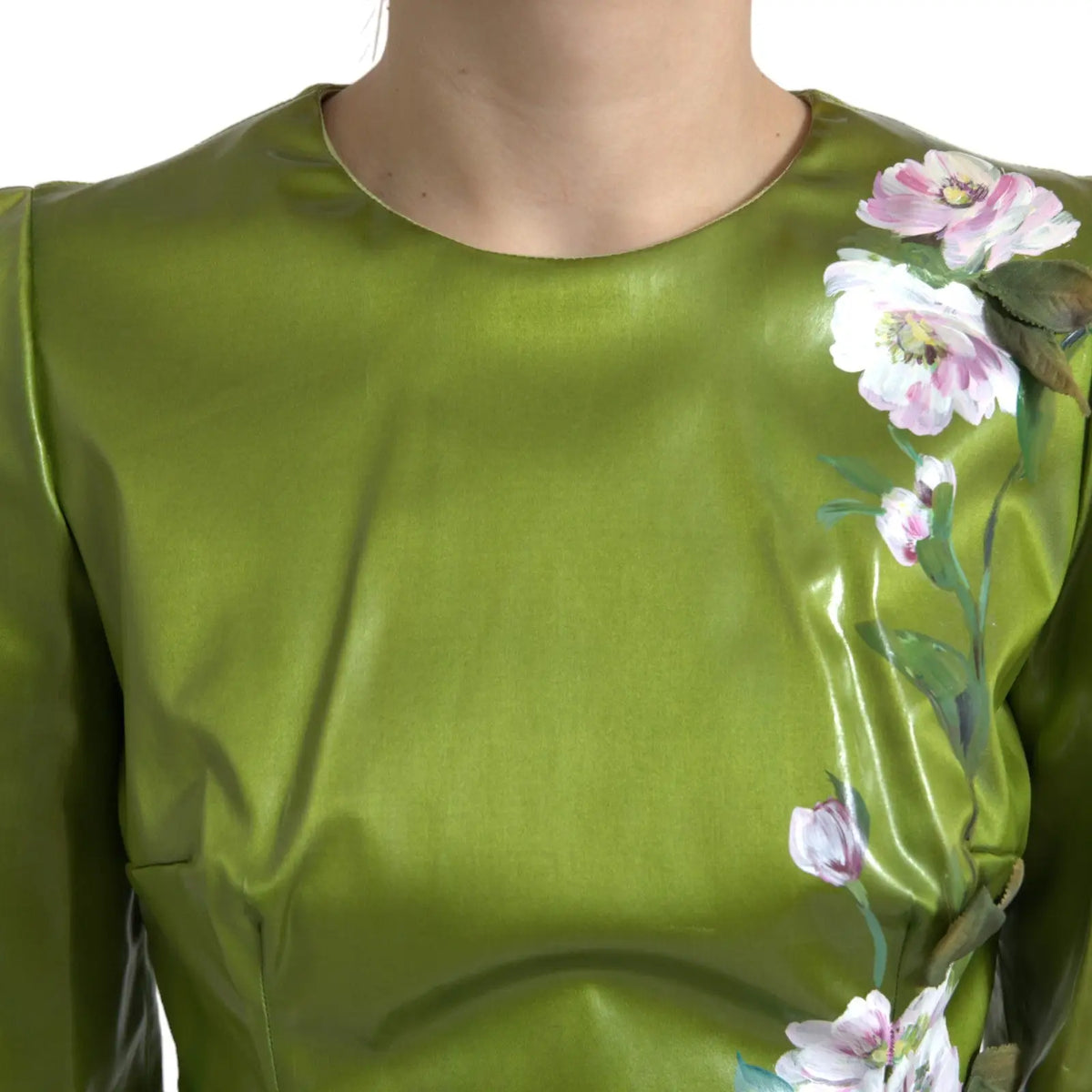 Dolce & gabbana robe mi-longue ajustée verte en satin olive brillant avec motif floral délicat rose et blanc sur l’épaule