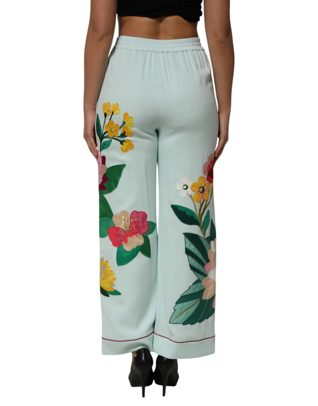 Pantalon large bleu clair dolce & gabbana orné de broderies florales vibrantes jaunes roses rouges avec feuilles vertes