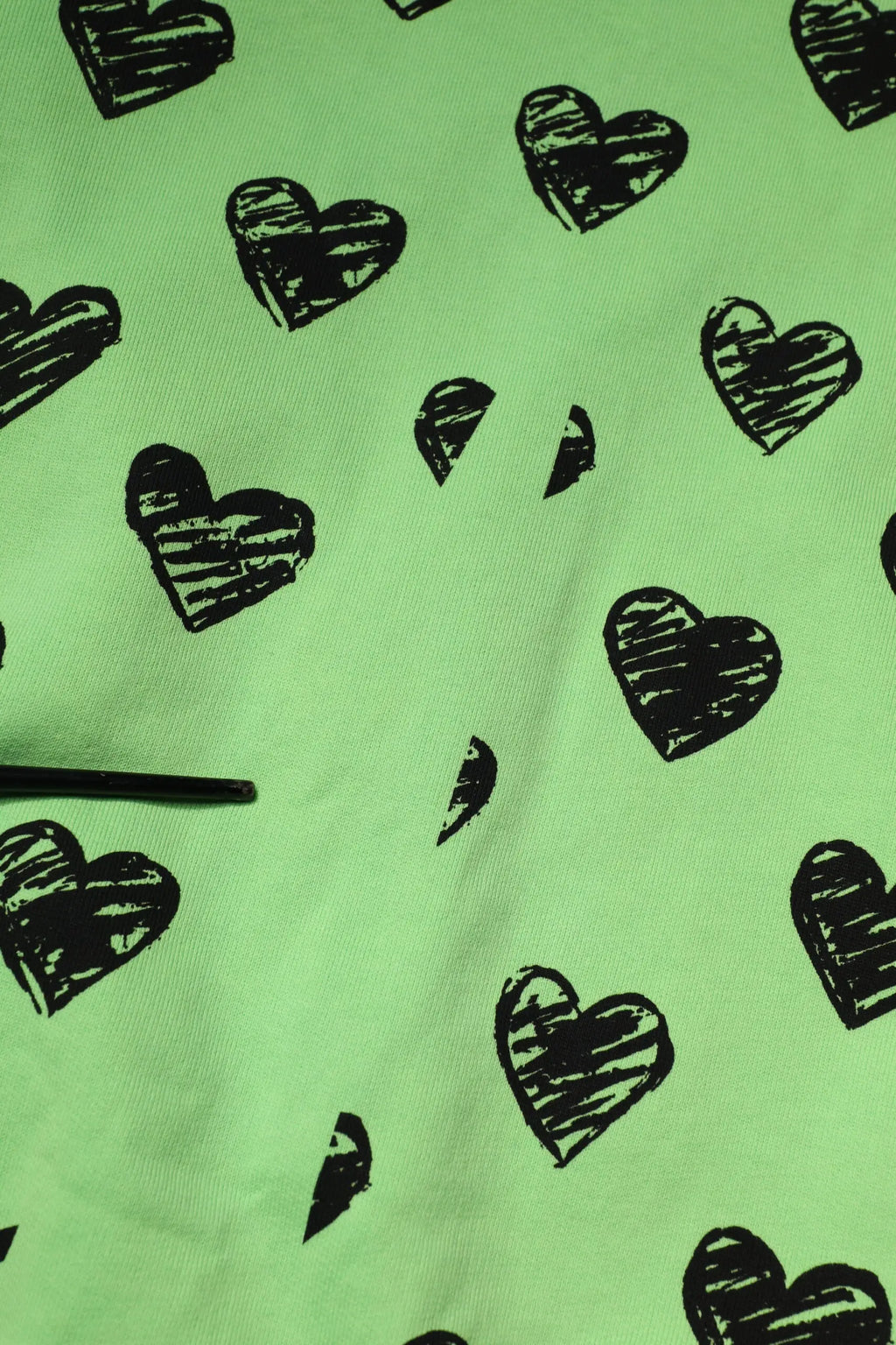 Pull-over dolce & gabbana vert en tissu léger avec motif de cœurs noirs esquissés style croquis