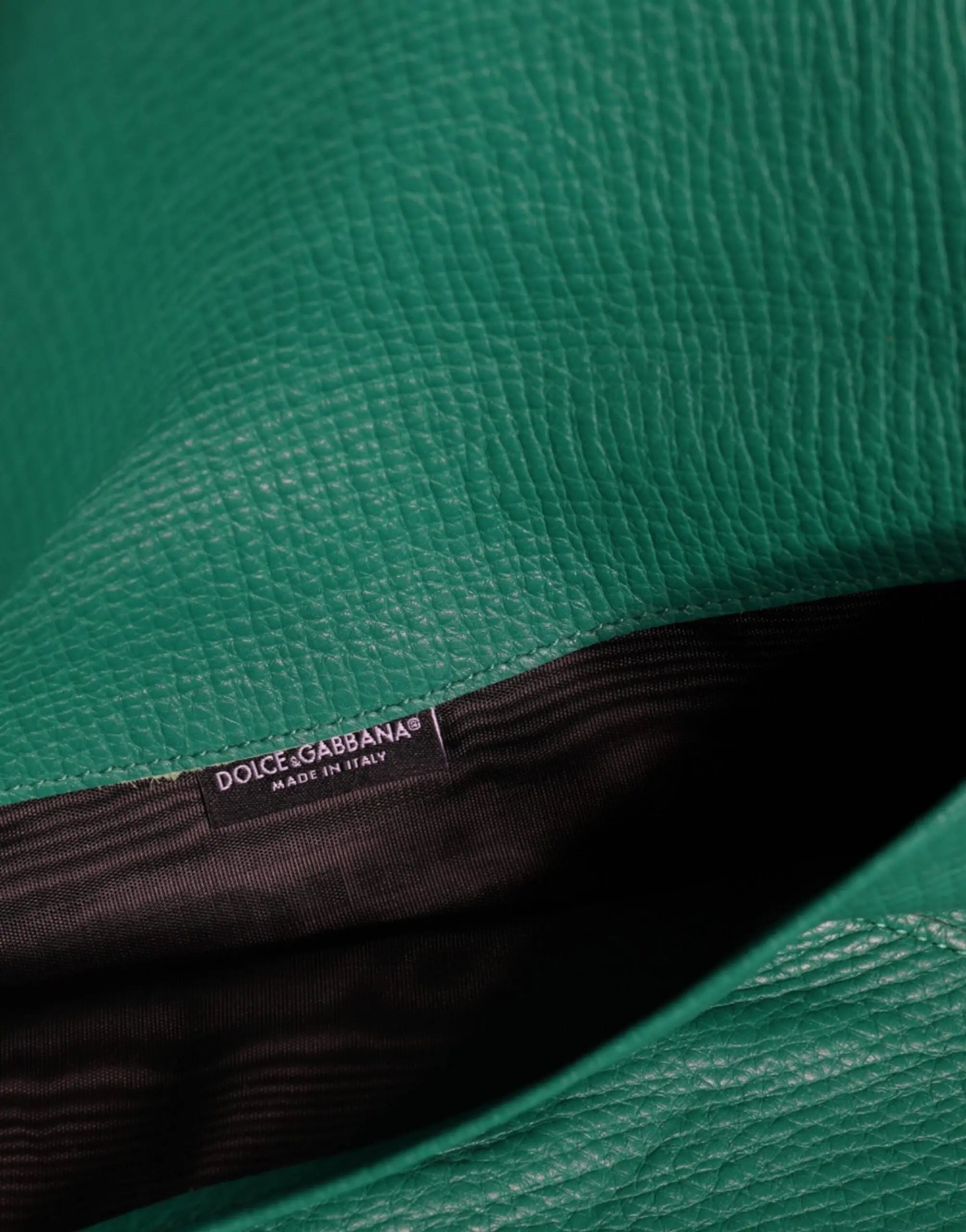 Sac à main dolce & gabbana en cuir vert émeraude avec doublure intérieure noire et étiquette de la marque