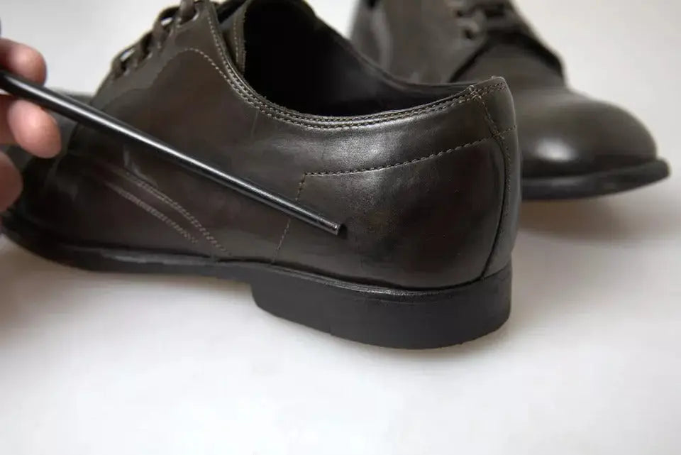 Chaussure derby homme en cuir marron foncé avec lacets noirs et couture détail de dolce & gabbana vert