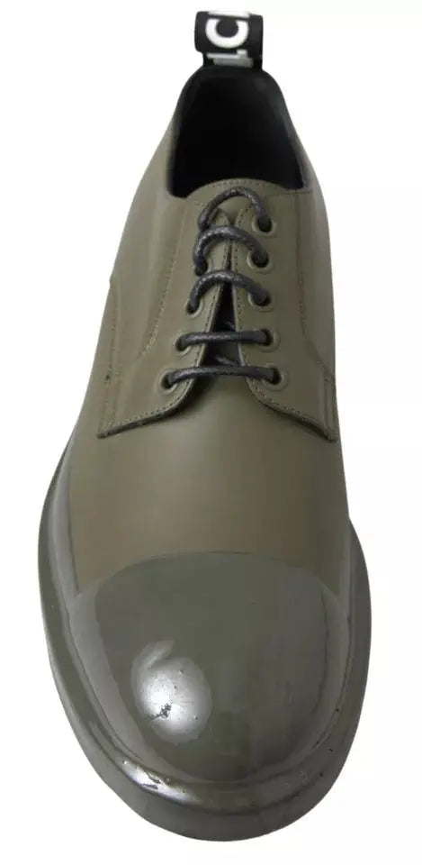 Dolce & gabbana derby en cuir verni vert olive avec lacets noirs et bout brillant semelle en caoutchouc