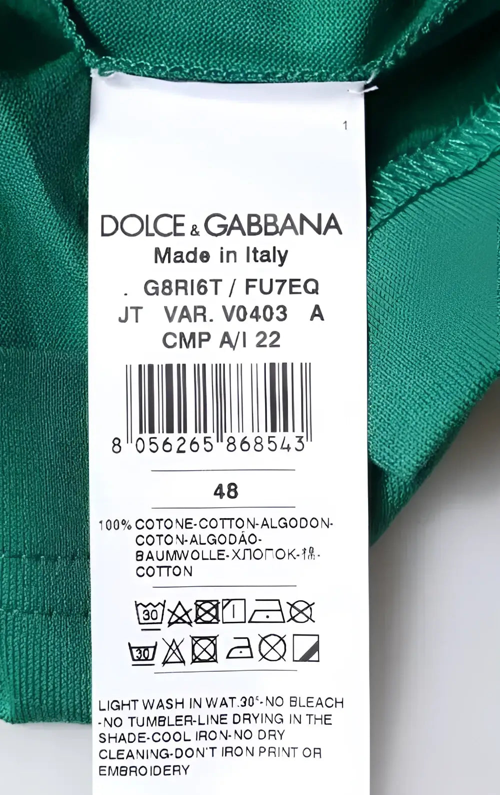 Étiquette verte dolce & gabbana avec texte noir et code-barres indiquant tee-shirt vert à col rond manches courtes 100% coton