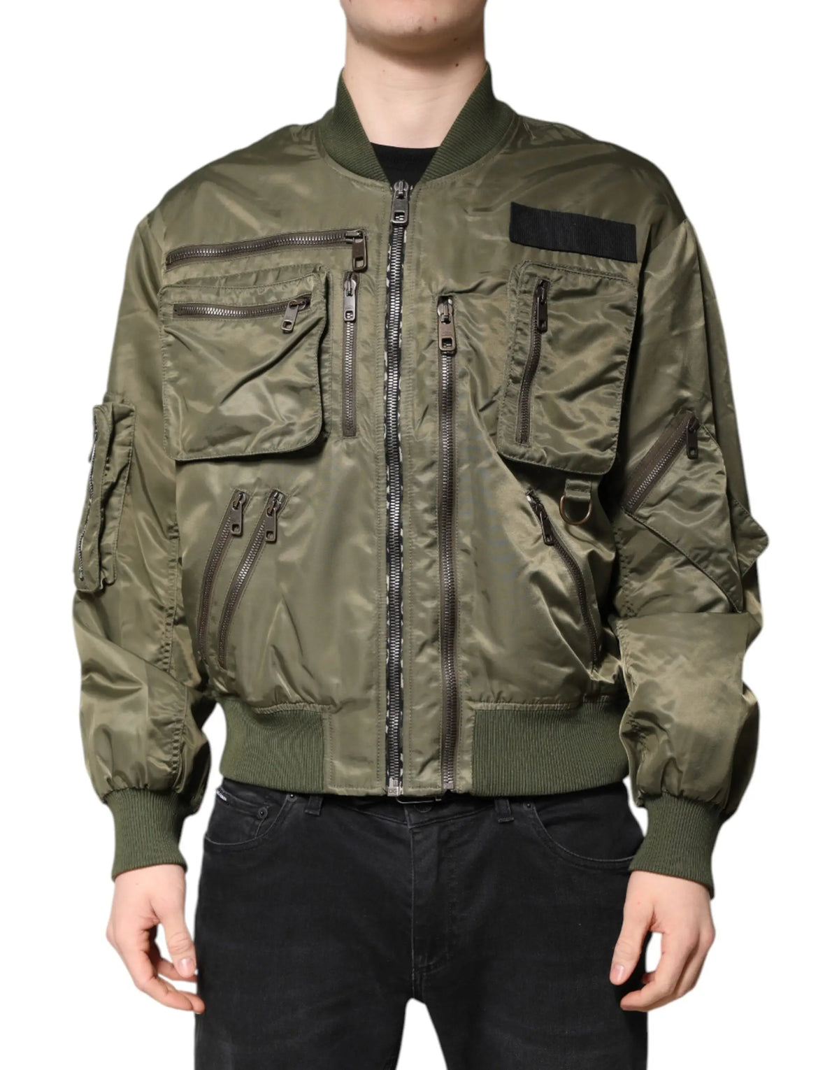 Dolce & gabbana bomber jacket homme en satin olive avec multiples poches zippées et patch noir sur la poitrine