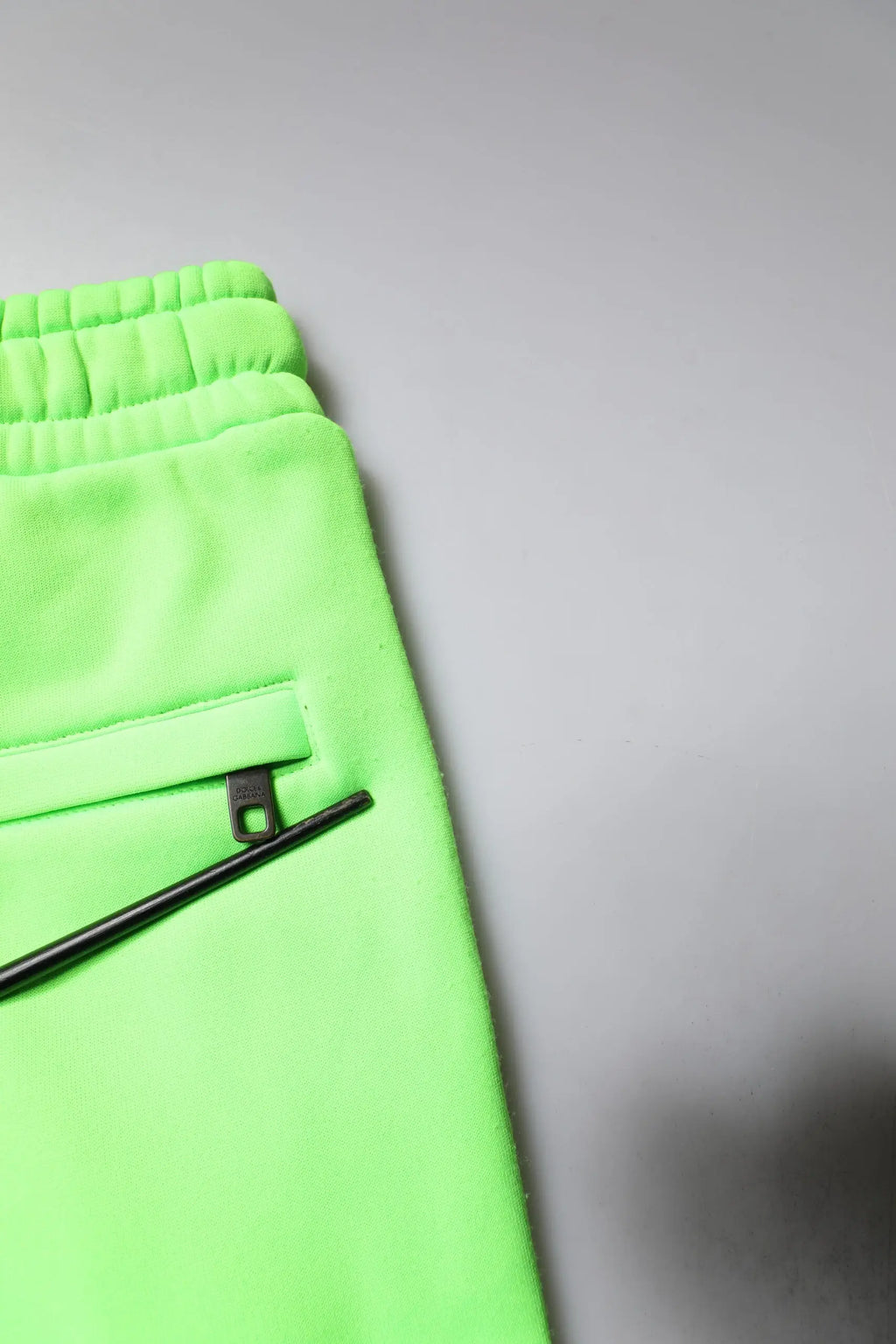 Pantalon de survêtement vert néon dolce & gabbana avec fermeture éclair noire sur la poche avant