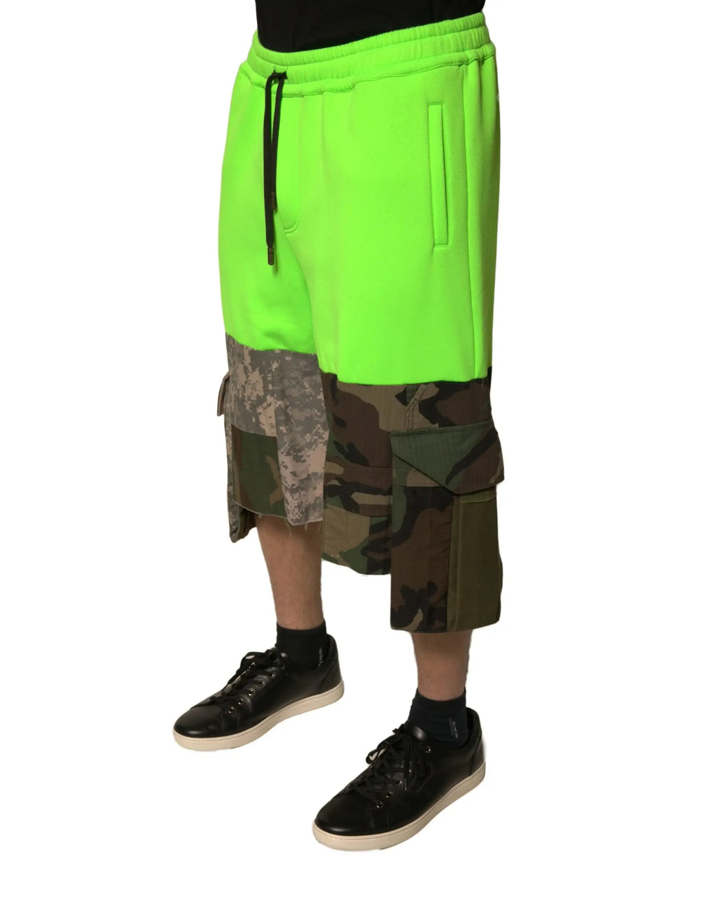 Dolce & gabbana bermuda cargo vert patchwork avec taille à cordon et motif camouflage néon vert