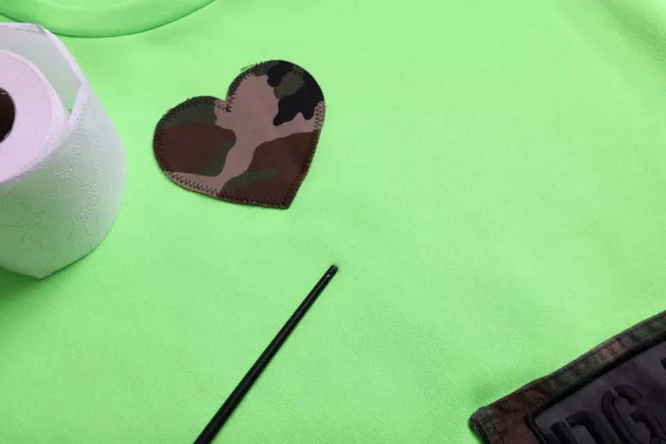 Pull-over dolce & gabbana vert avec cœur camouflage marron et vert cousu sur tissu lime vif