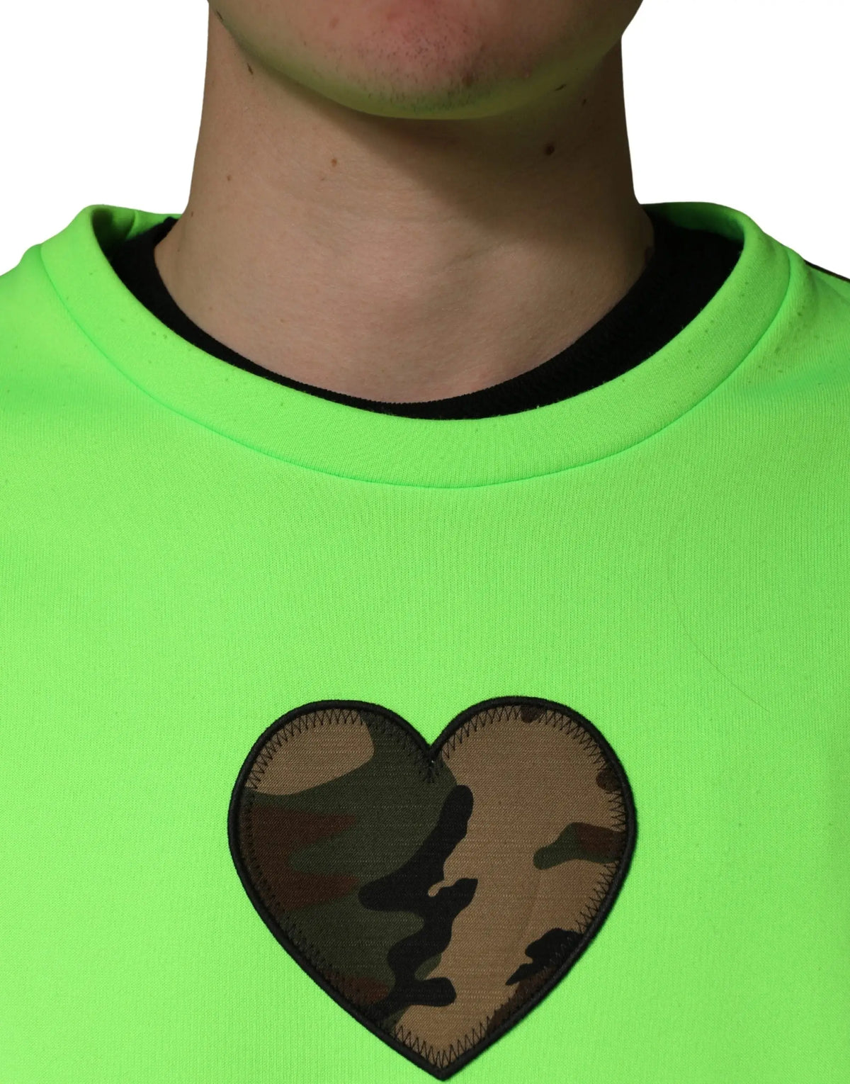 Dolce & Gabbana sweatshirt vert neon avec col côtelé noir et patch cœur camouflage sur la poitrine