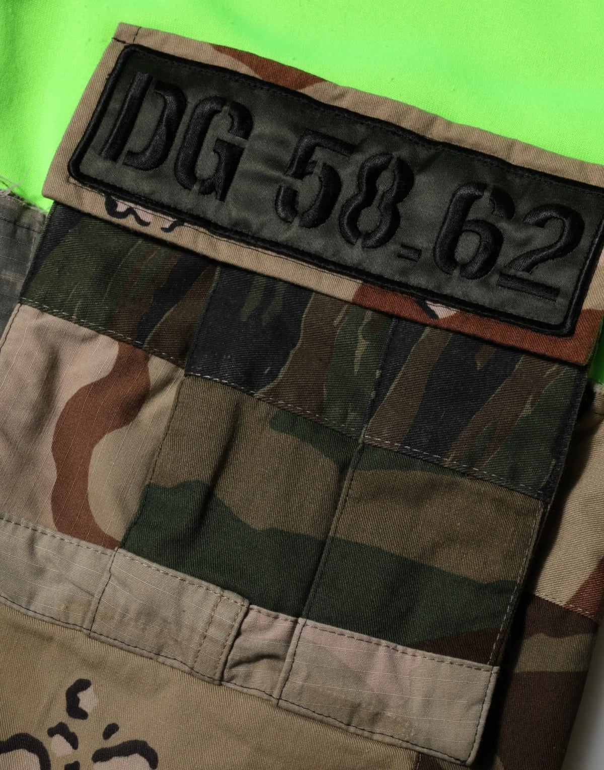 Patch noire brodée dg 58-62 sur tissu camouflage sur sweatshirt homme dolce & gabbana vert en patchwork