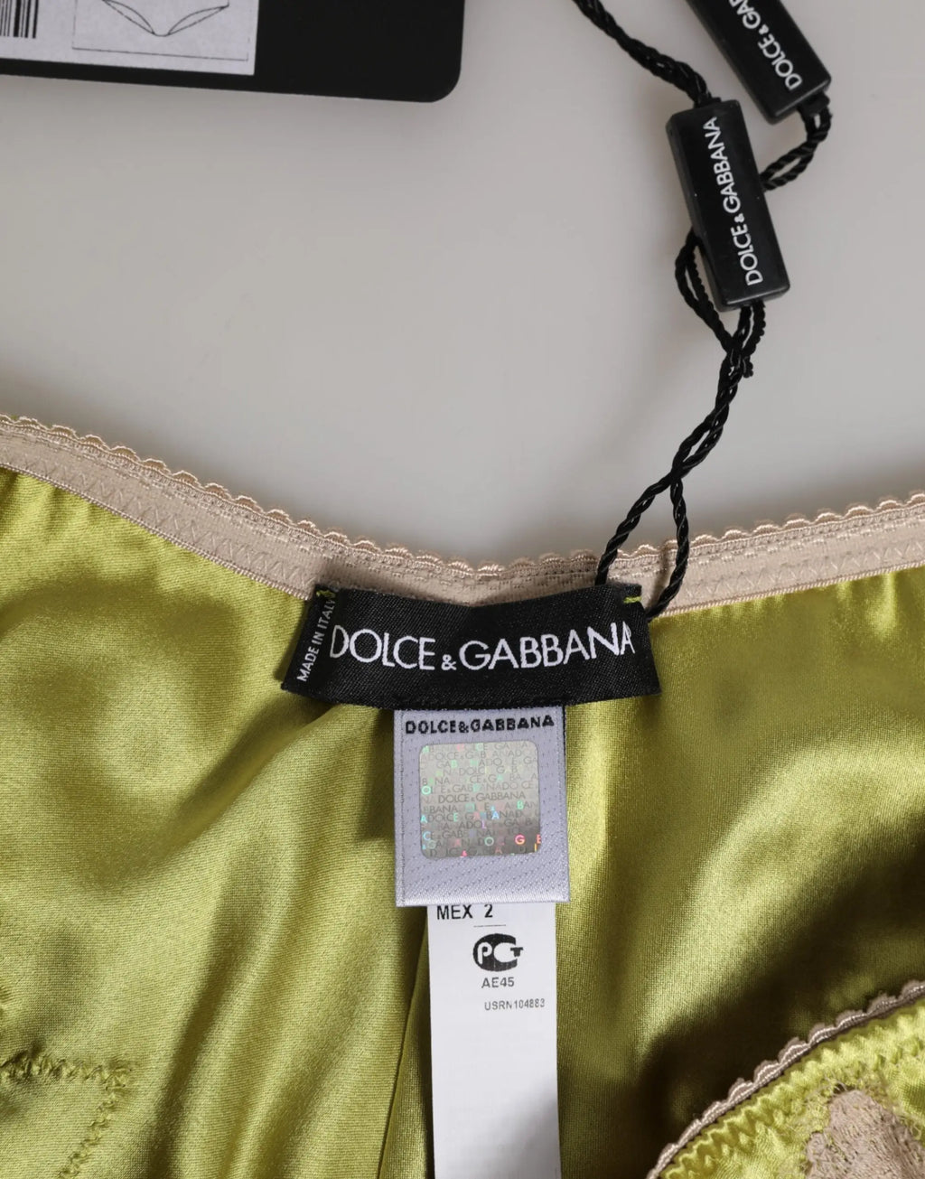 Culotte dolce gabbana en satin de soie vert olive avec dentelle beige délicate et étiquette de marque visible