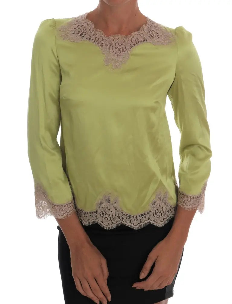 Blouse dolce gabbana verte en satin stretch avec bordure en dentelle beige délicate au col et aux poignets