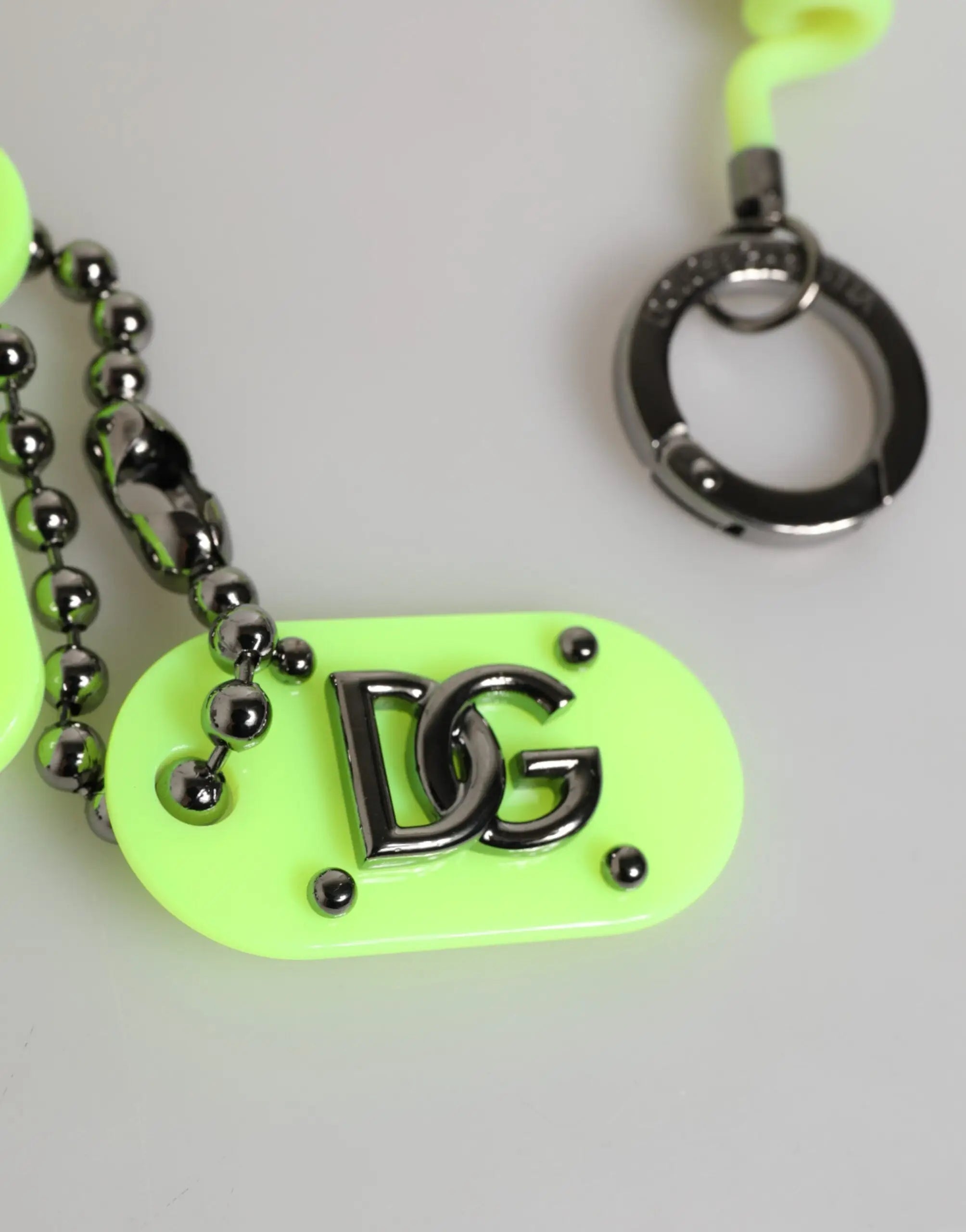 Porte-clés dolce & gabbana vert néon avec logo dg noir en métal et chaîne à billes pour homme