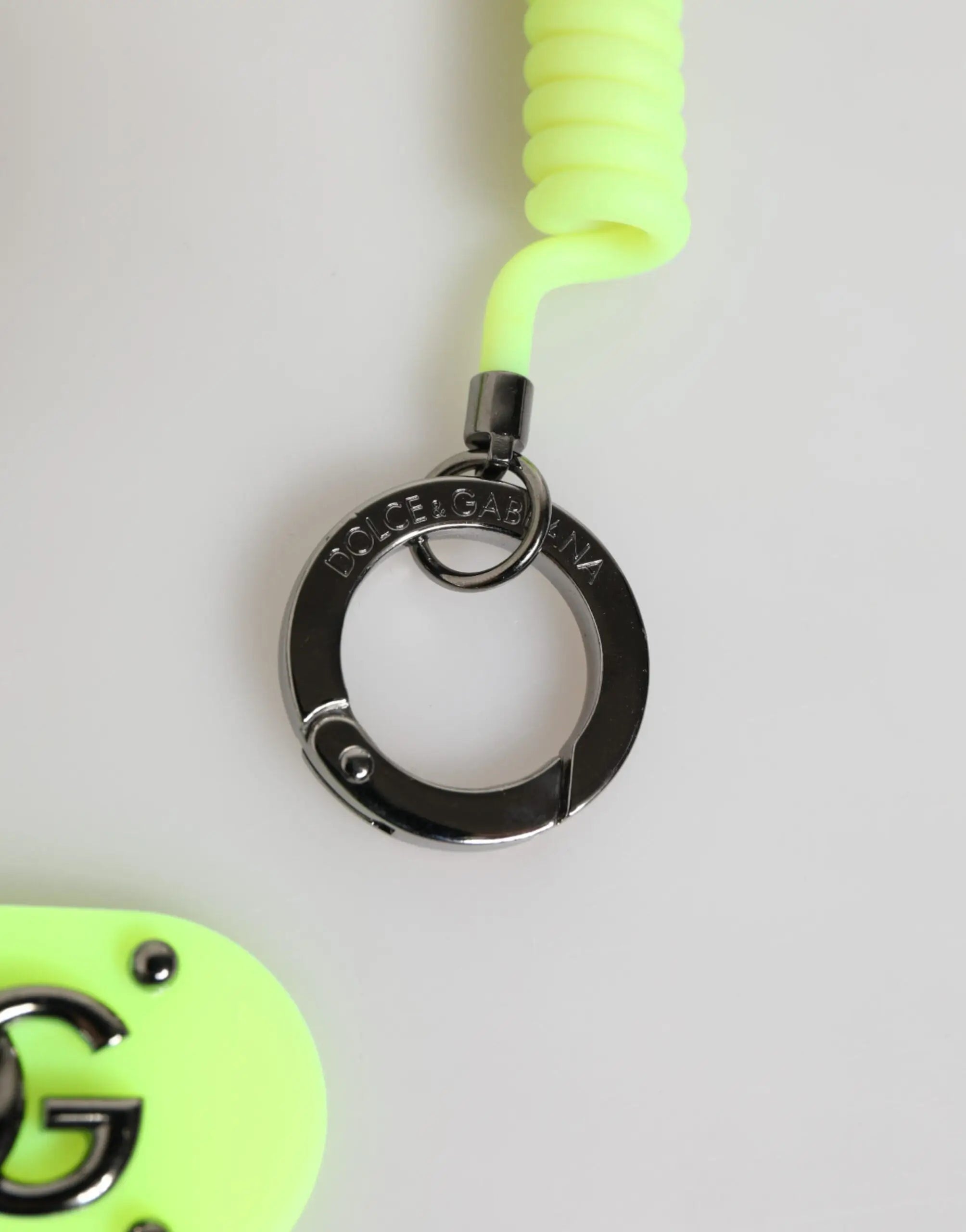 Porte-clés dolce & gabbana homme en silicone vert néon enroulé avec anneau métallique noir gravé dg logo
