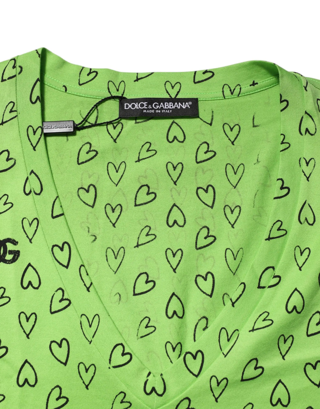 T-shirt dolce & gabbana vert à col en v avec imprimé de cœurs noirs et logo dg