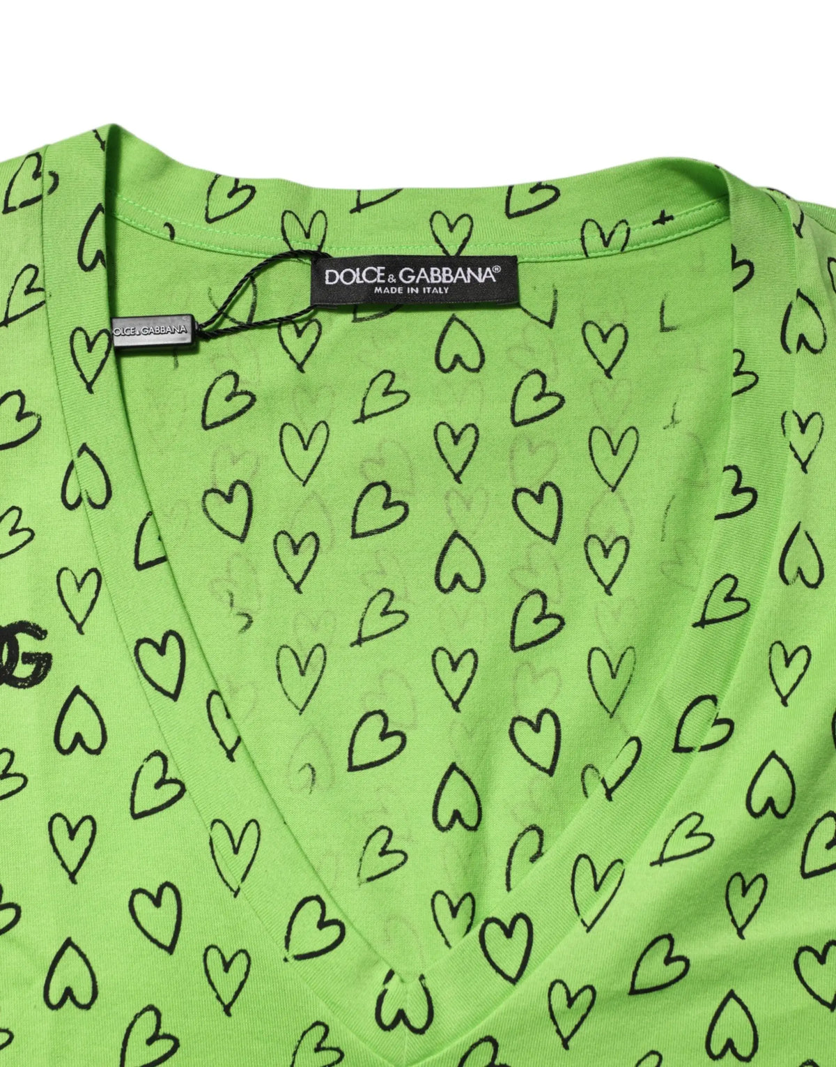 T-shirt dolce & gabbana vert à col en v avec imprimé de cœurs noirs et logo dg