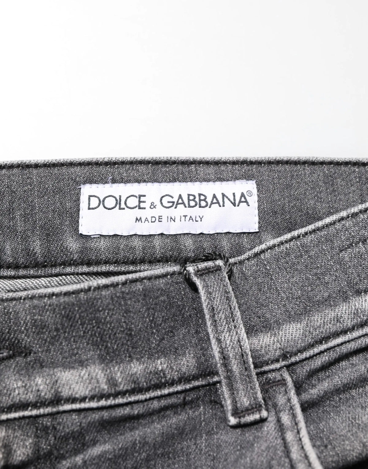 Dolce & gabbana jean denim gris foncé en coton slim fit avec étiquette blanche made in italy, vue arrière