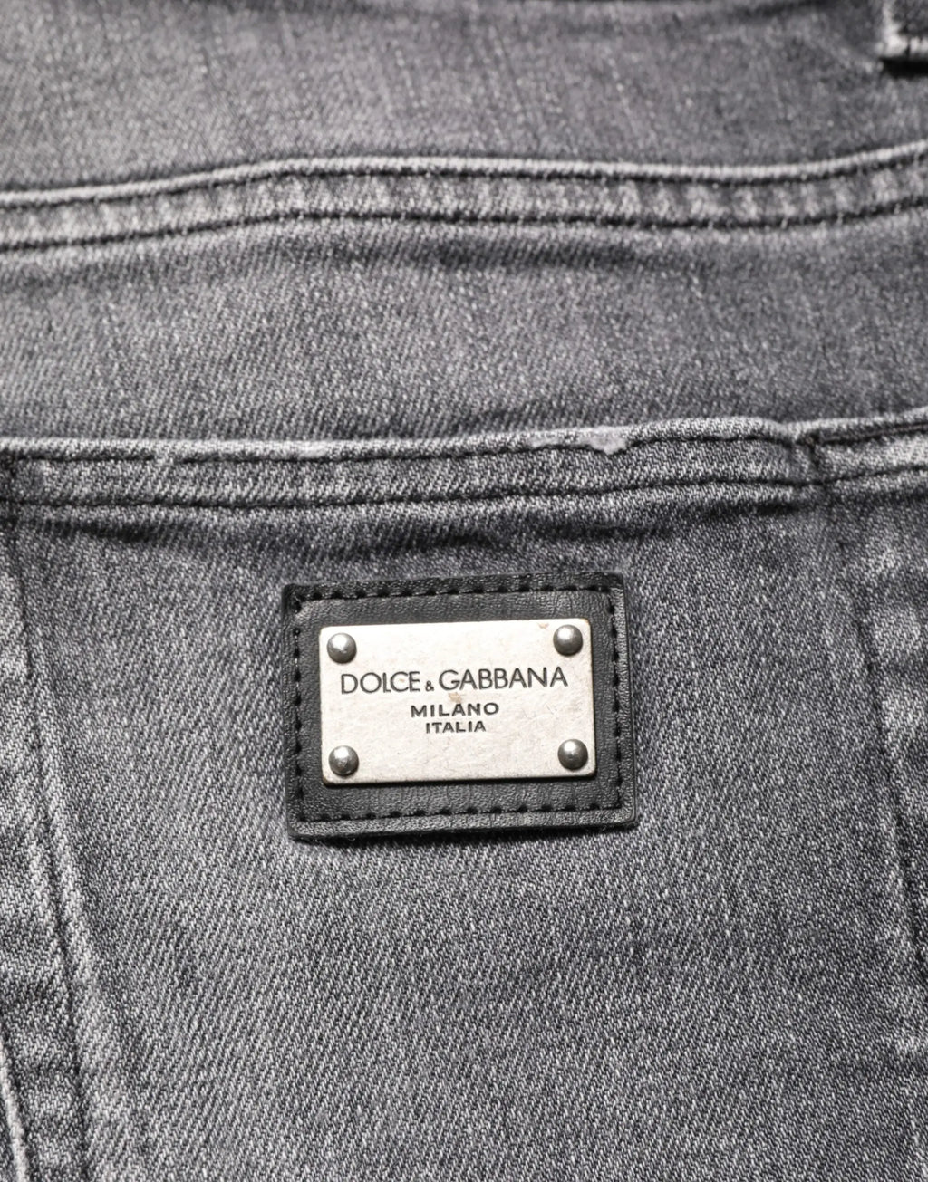 Plaque en métal avec bordure en cuir noir dolce & gabbana milano italia sur jean denim gris foncé slim fit