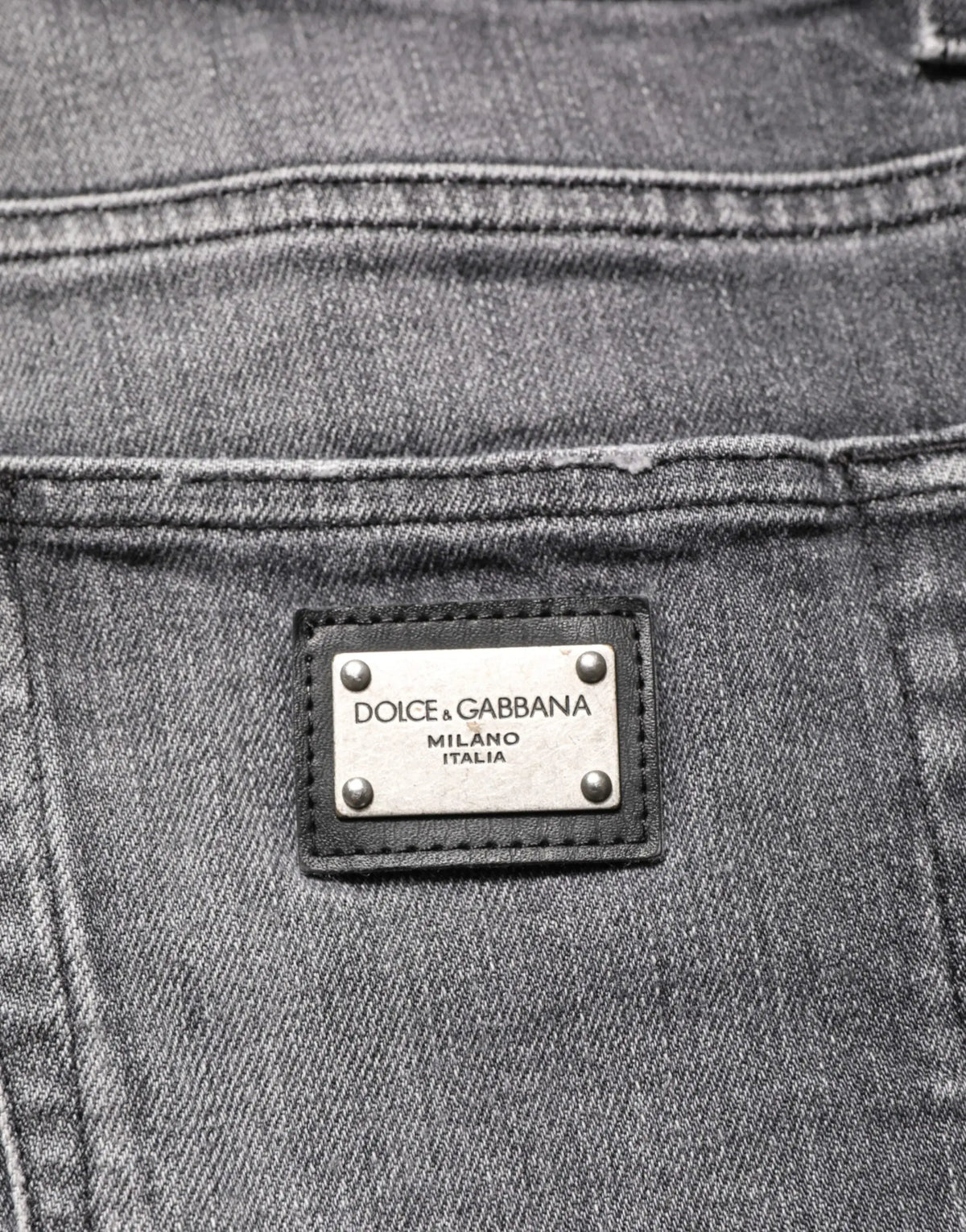 Plaque en métal avec bordure en cuir noir dolce & gabbana milano italia sur jean denim gris foncé slim fit