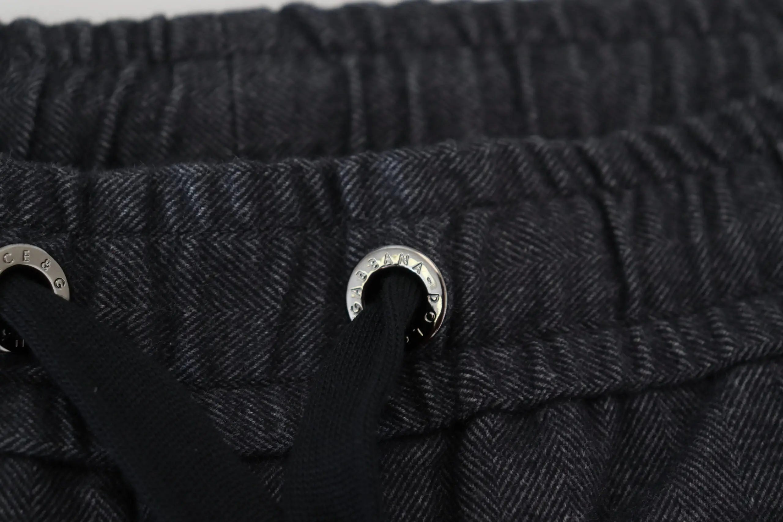 Pantalon tapered en coton gris dolce & gabbana avec motif chevrons noirs et œillets métalliques argentés