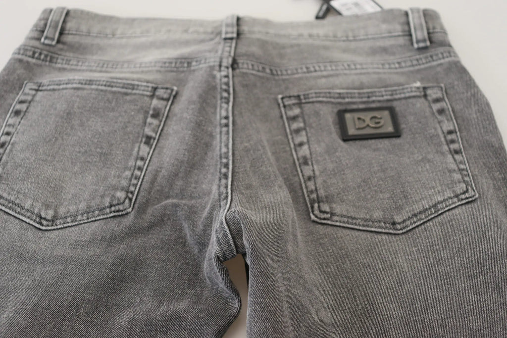 Dos d un jean slim en denim gris lavé en coton avec poche arrière et patch logo noir dg dolce gabbana