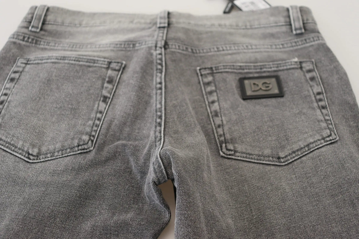 Dos d un jean slim en denim gris lavé en coton avec poche arrière et patch logo noir dg dolce gabbana