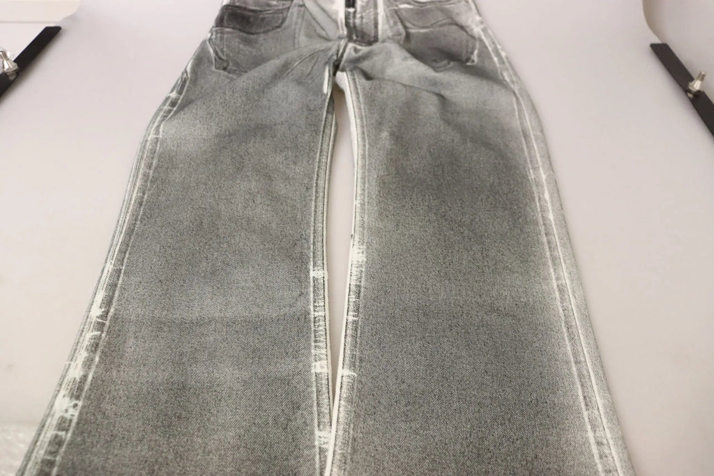 Une paire de jeans en denim léger délavé gris avec couture blanche et effet usé de dolce gabbana en coton
