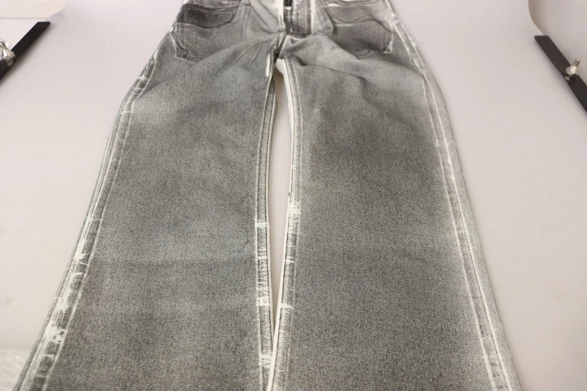 Une paire de jeans en denim léger délavé gris avec couture blanche et effet usé de dolce gabbana en coton