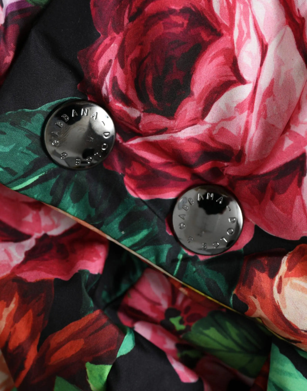 Boutons circulaires argentés dolce & gabbana gravés sur un chapeau foulard multicolore à fleurs rouges et feuilles vertes