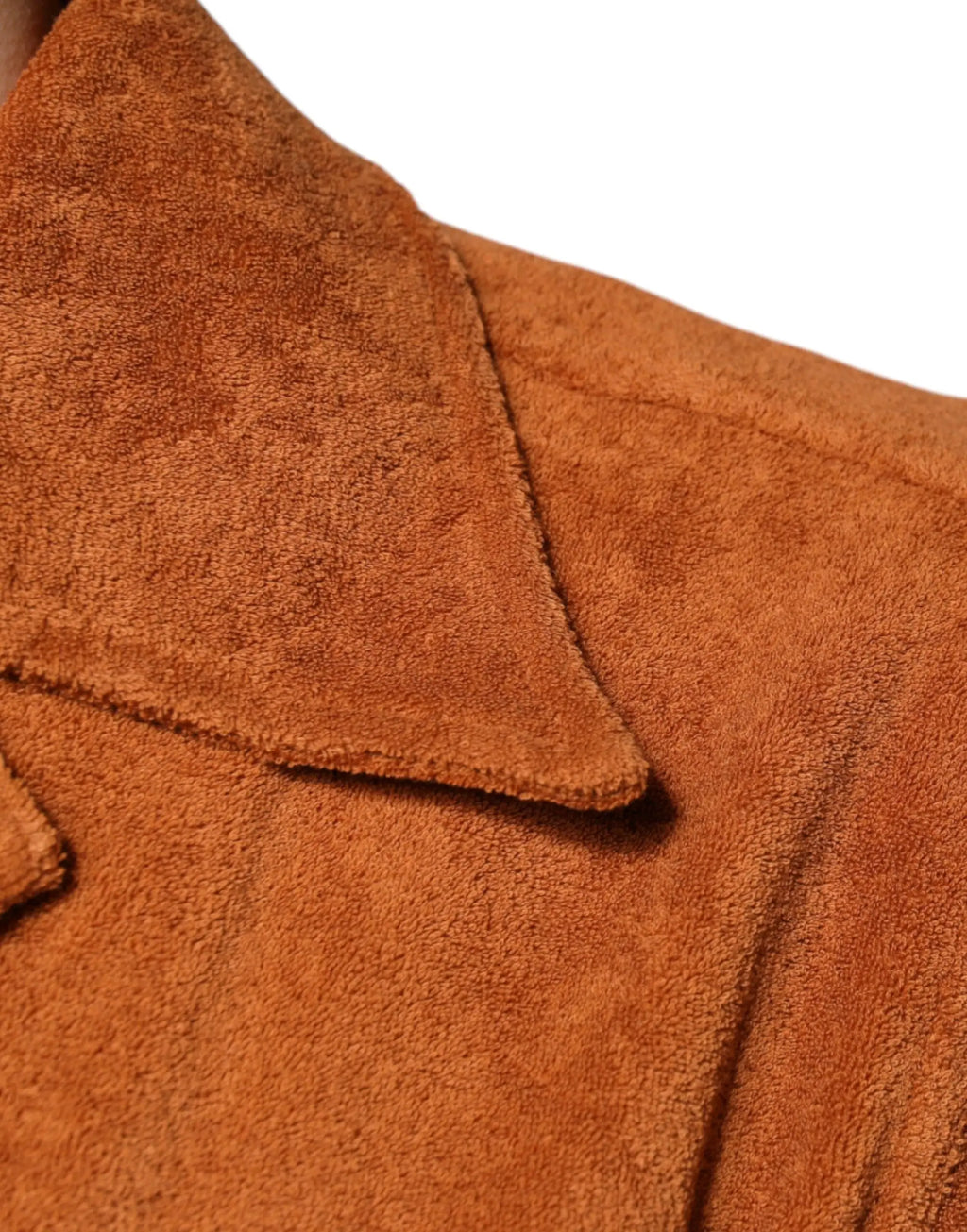 Col doux brun riche en daim avec surface texturée et coutures soignées sur chemise dolce & gabbana hazel velvet