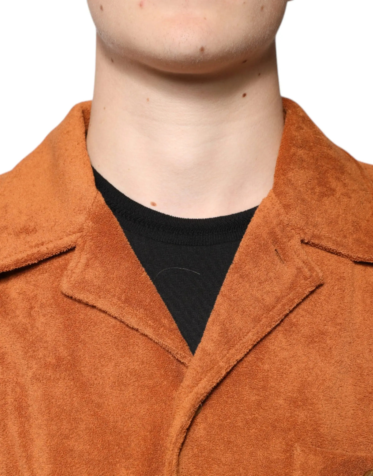 Un blazer en daim orange chaud avec col classique et revers structurés dans le style dolce gabbana hazel velvet