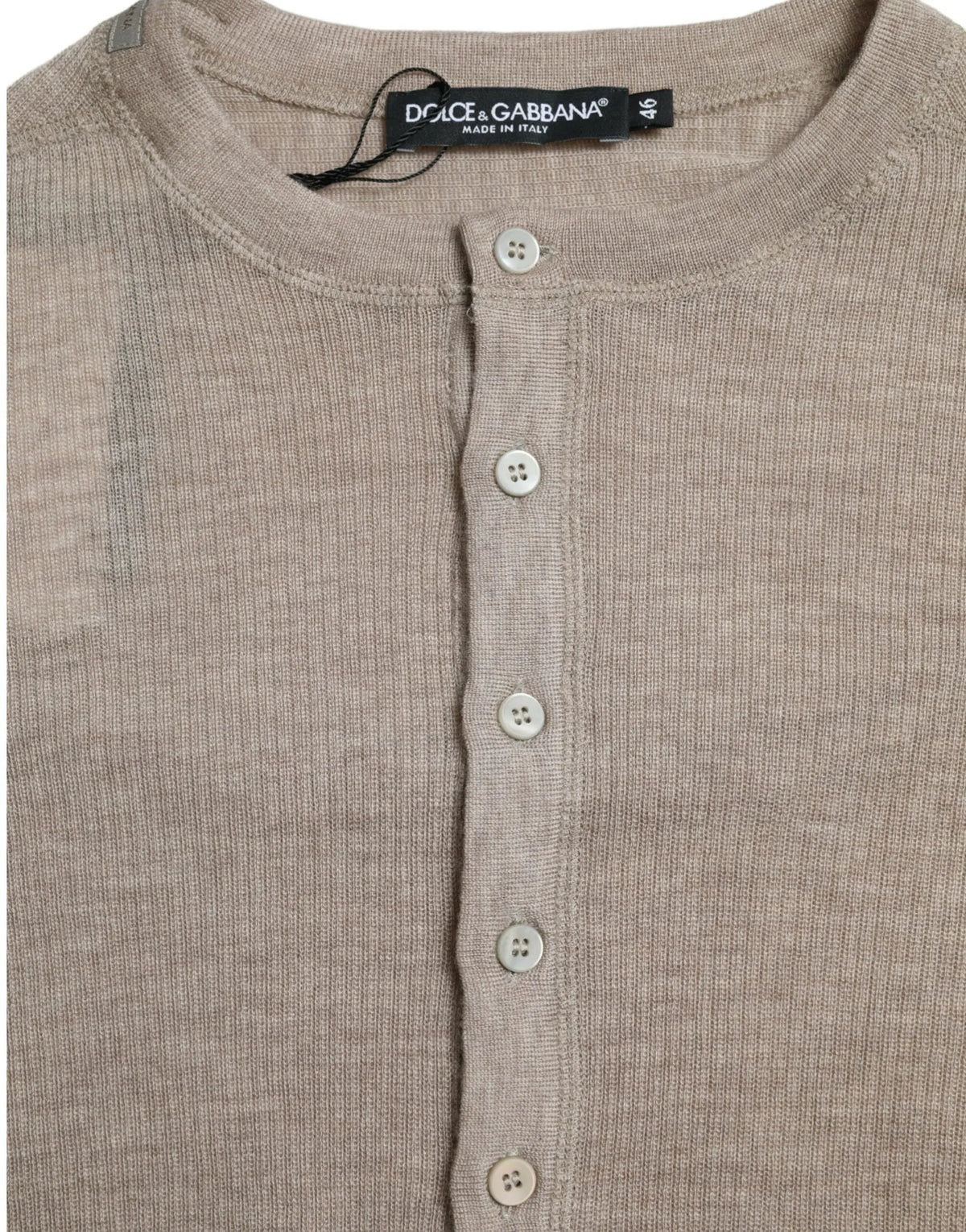 Cardigan beige en maille côtelée avec boutons blancs et étiquette dolce & gabbana en cachemire