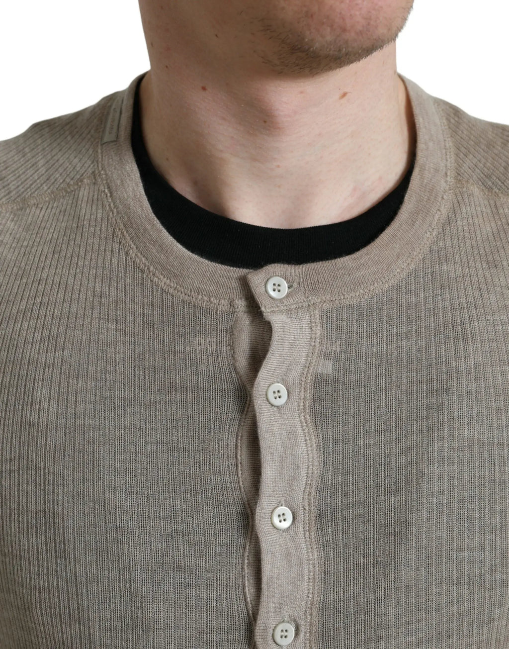 Pull en cachemire beige dolce & gabbana henley avec col noir intérieur et boutons blancs sur maille côtelée