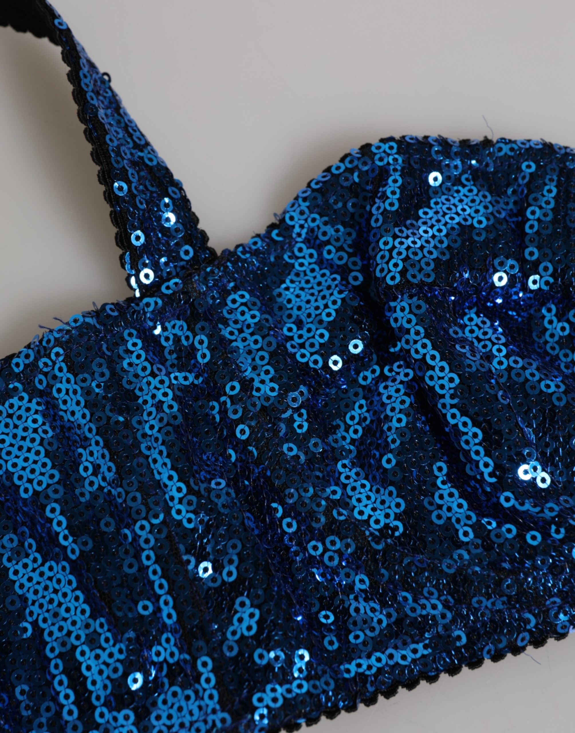 Soutien-gorge balconnet Dolce & Gabbana orné de sequins bleus et embellissements élégants, lingerie raffinée.