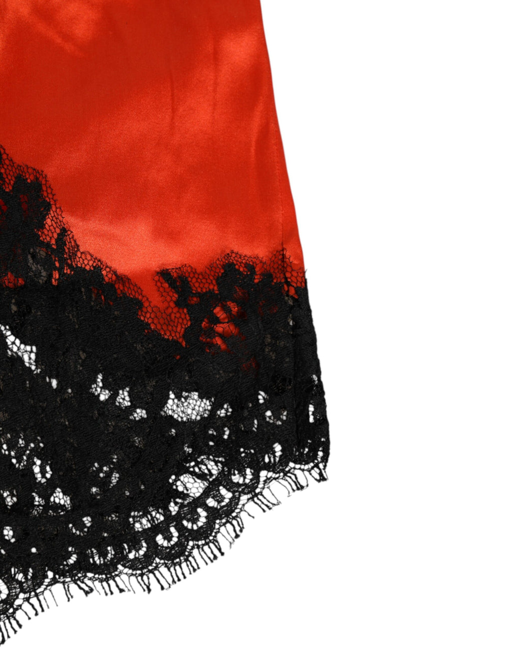 Shorts en satin de soie rouge avec dentelle de Dolce & Gabbana, sous-vêtements élégants en matière luxueuse.