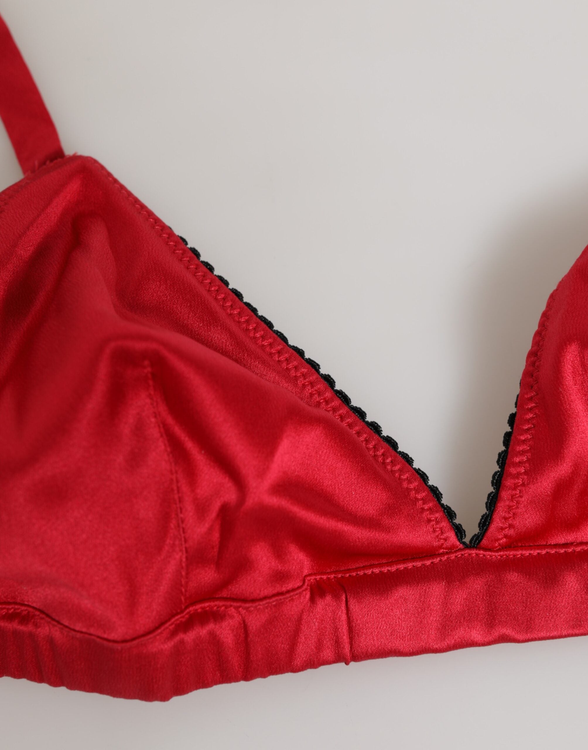Sous-vêtements Dolce & Gabbana en satin rouge et soie, triangle et à coupe douce, pour un confort élégant.