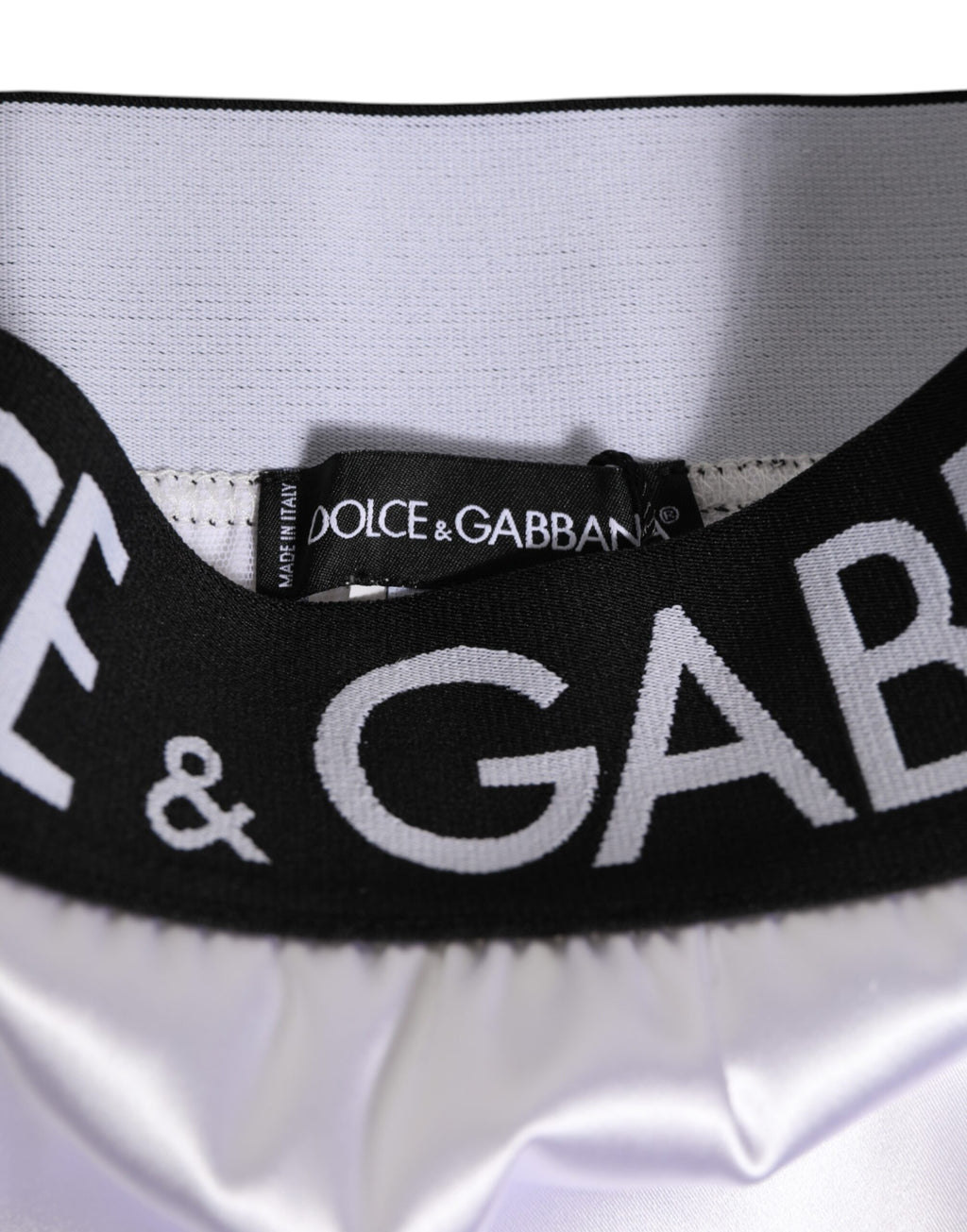 Sous-vêtements pour femmes Dolce & Gabbana en satin blanc, taille haute avec logo noir, style élégant et confortable.