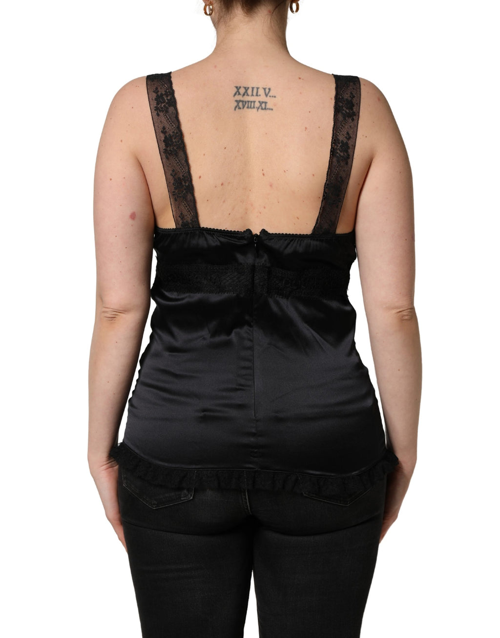 Camisole noire en soie de Dolce & Gabbana avec bordure en dentelle, décolleté en V, top sans manches élégant et délicat.
