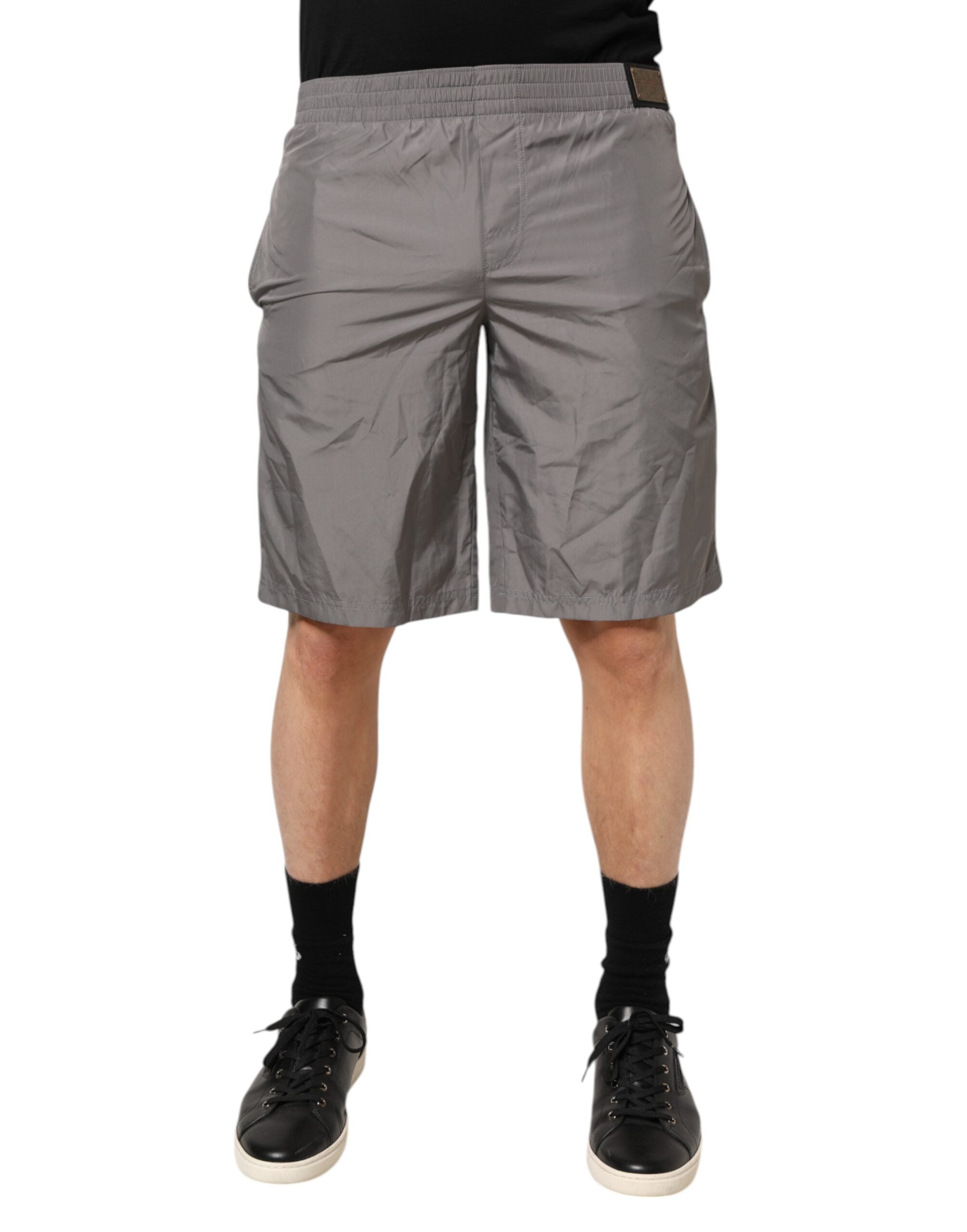 Shorts de bain en nylon gris clair Dolce & Gabbana avec taille élastique, parfaits pour la plage ou la piscine.