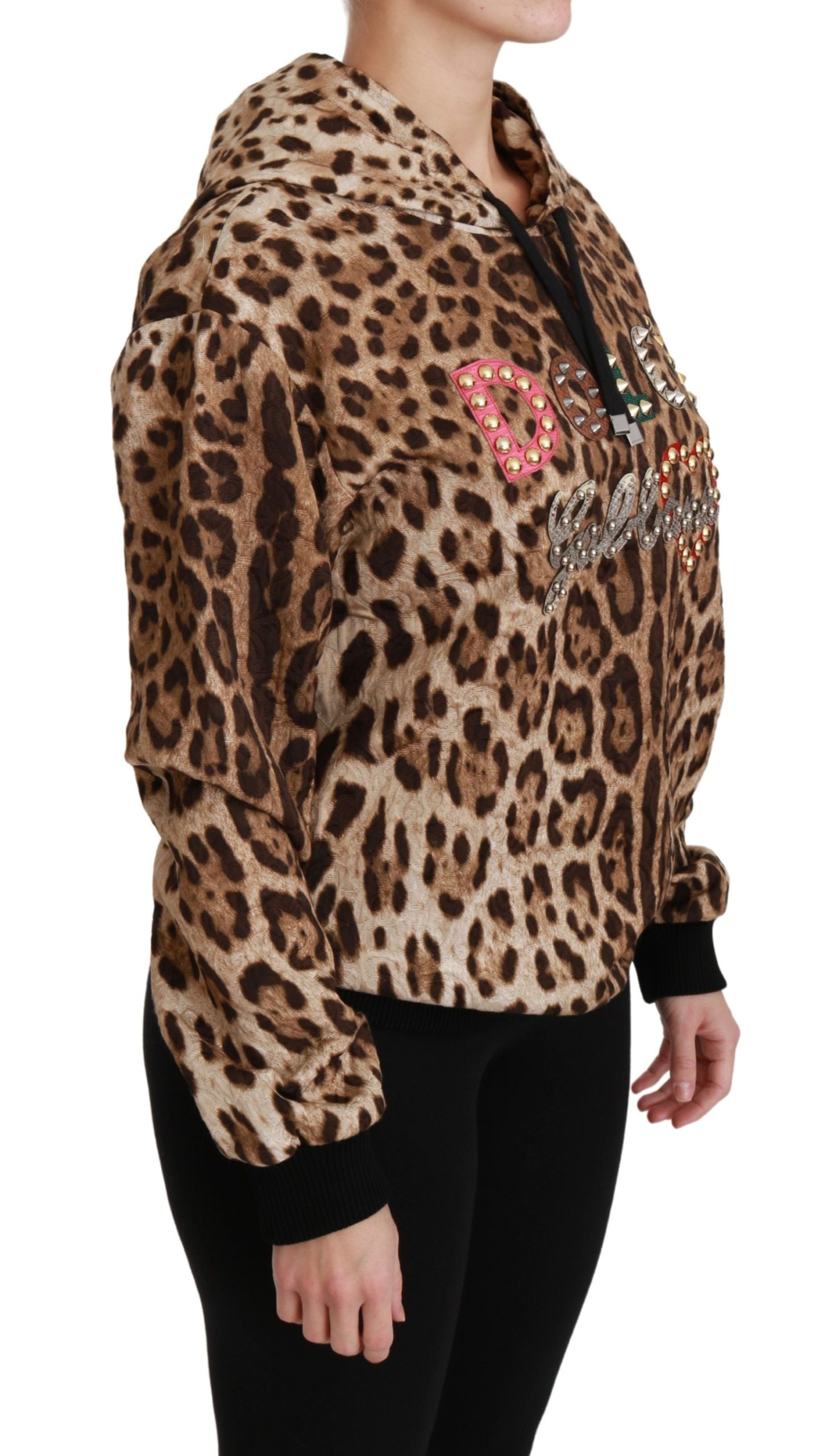 Pull à capuche Dolce & Gabbana marron avec studs et motif léopard, style chaud et tendance.